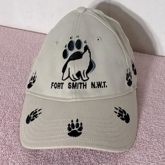 Beige Fort Smith N.W.T Wolf Paw Prints Hat Adult - Picture 9 of 9